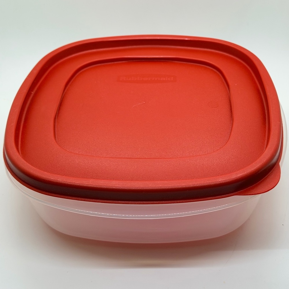 NWT Rubbermaid Food Storage Container in Red 9 Cups (XLarge)